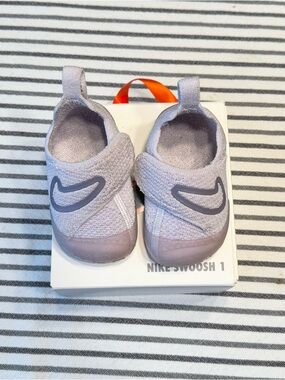 Nike Swoosh 1 Size 5C